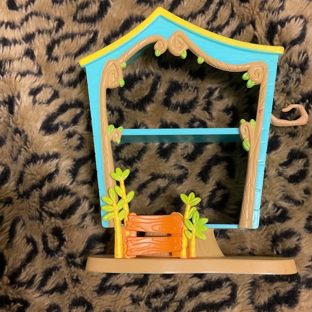 Littlest Pet shop cozy clubhouse (without tire swing)